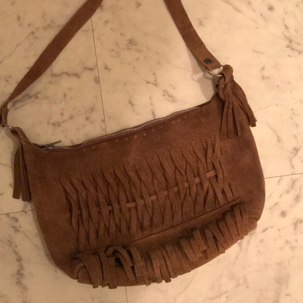 Cute bag with fringe. Perfect for a casual day!